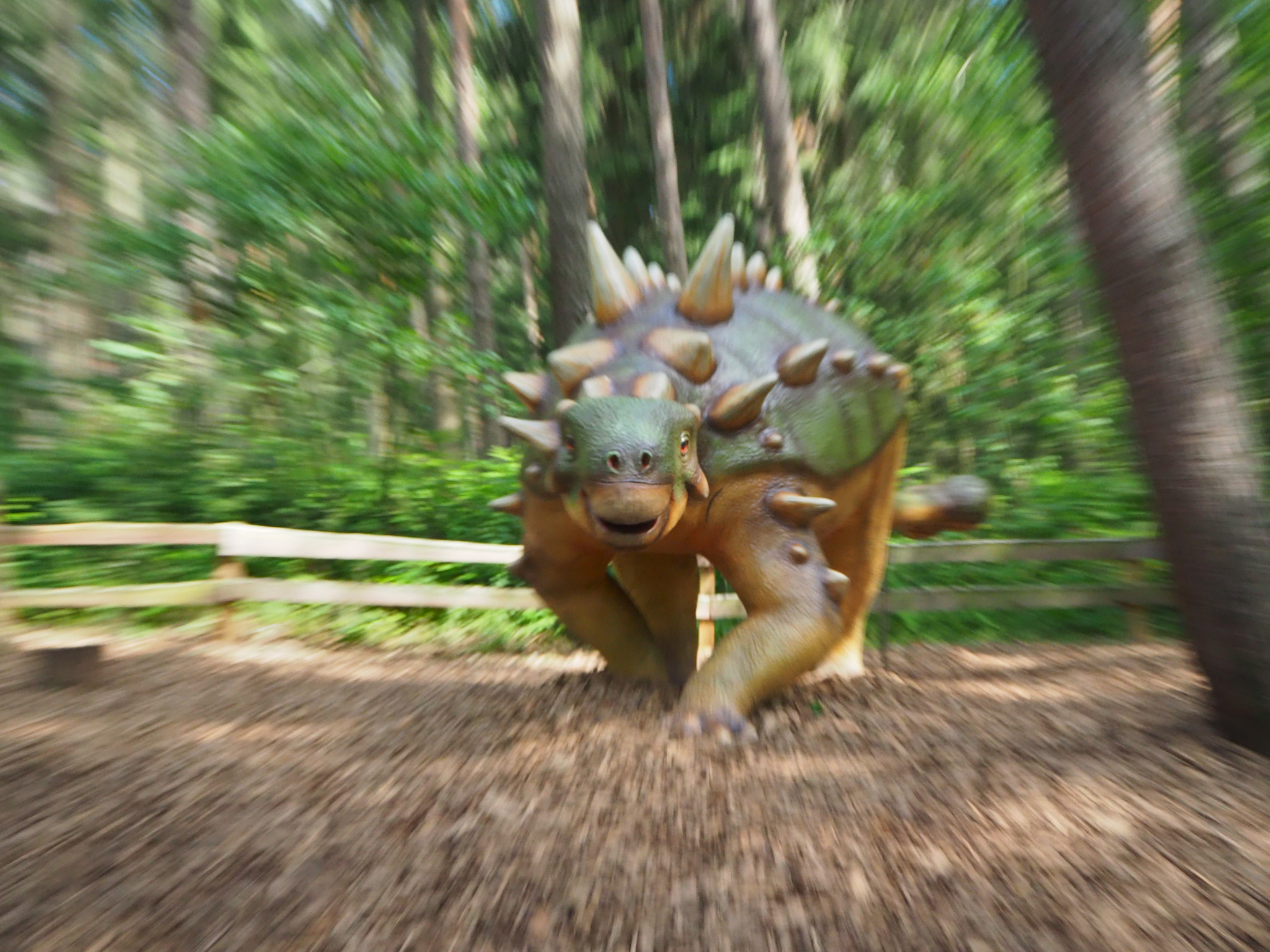 Dino in Bewegung: Ein Ankylosaurus bewegt sich auf den Betrachtenden zu.